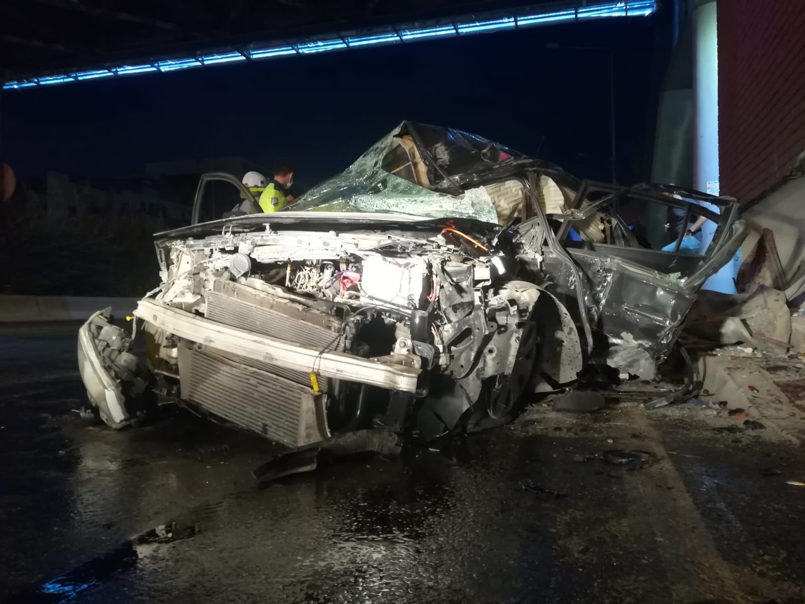 İzmir'de otomobil üst geçidin ayağına çarptı: 1'i ağır 3 yaralı