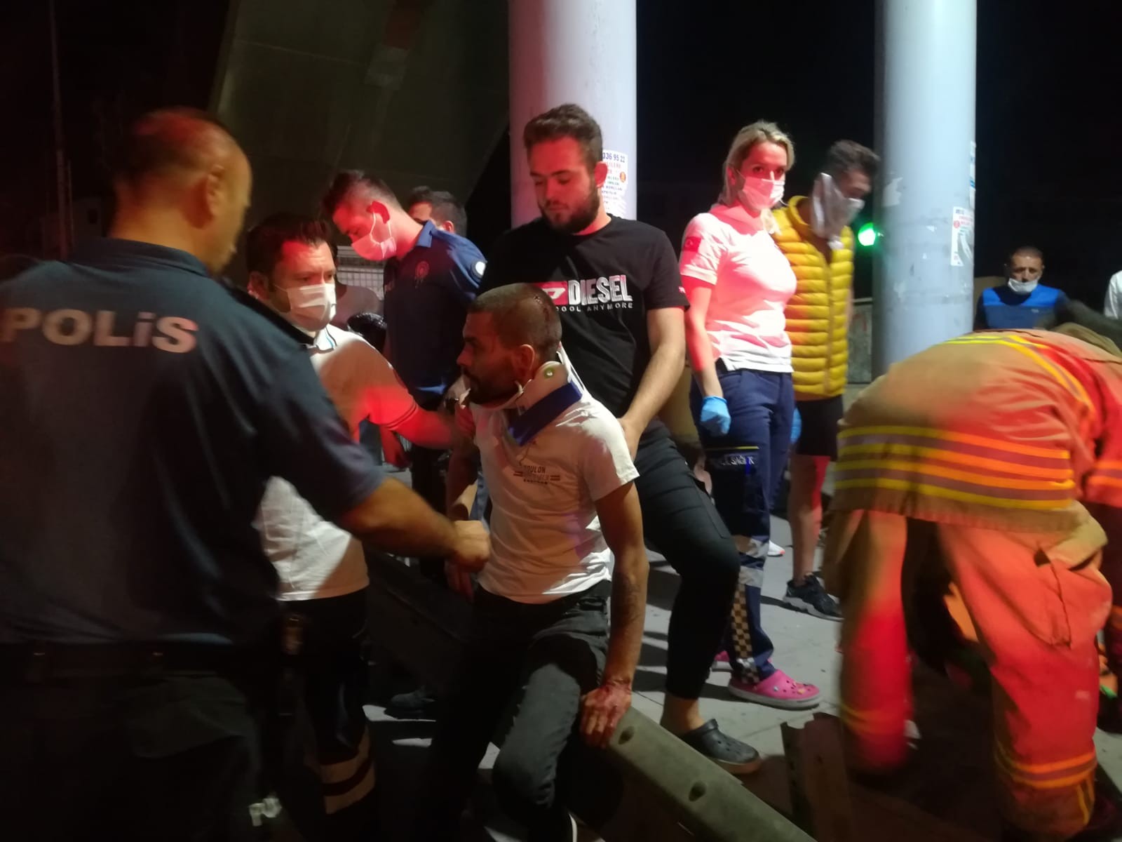 İzmir'de otomobil üst geçidin ayağına çarptı: 1'i ağır 3 yaralı