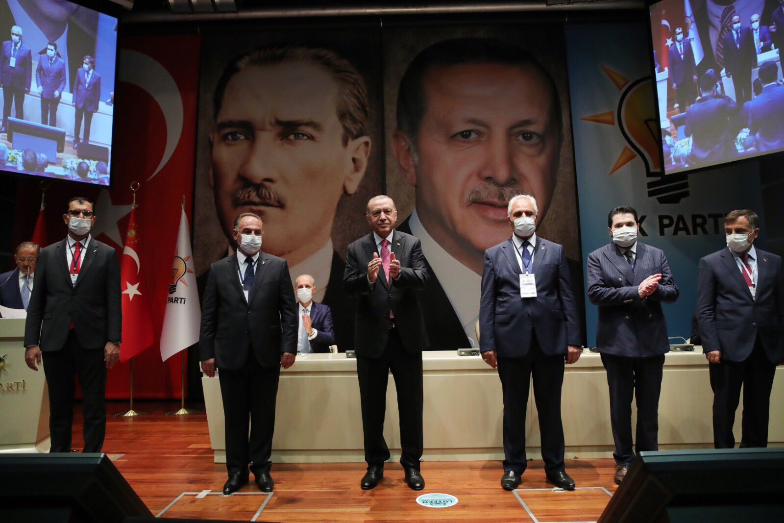 AK Parti'ye 8 belediye başkanı daha katıldı