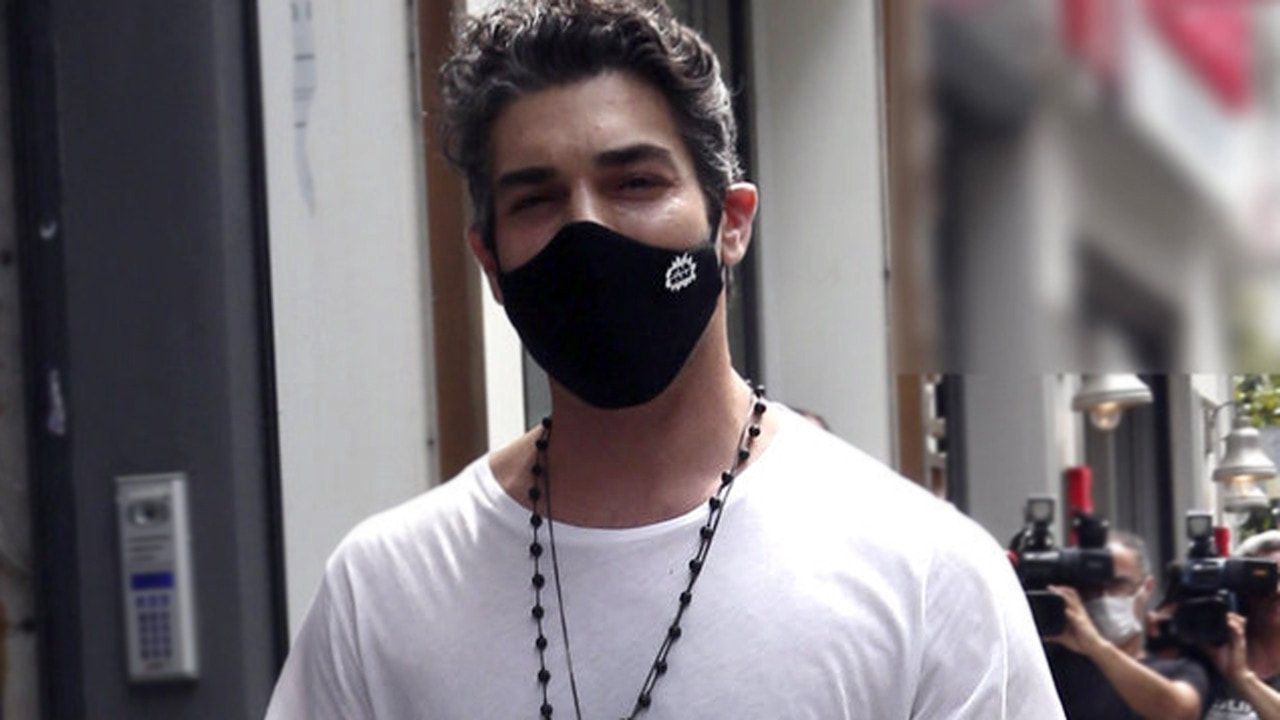 Şükrü Özyıldız'dan Buda heykeli pozu