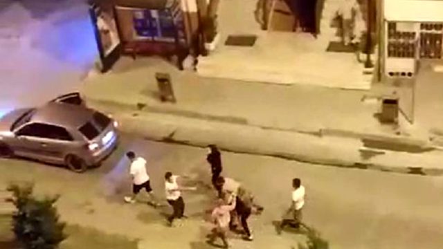 Cami duvarına tuvaletini yapan kişiyi uyarınca dayak yedi