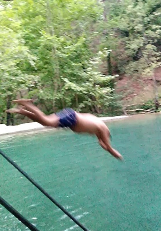 Suyun üstünde bir anda kanlar içinde kaldı!