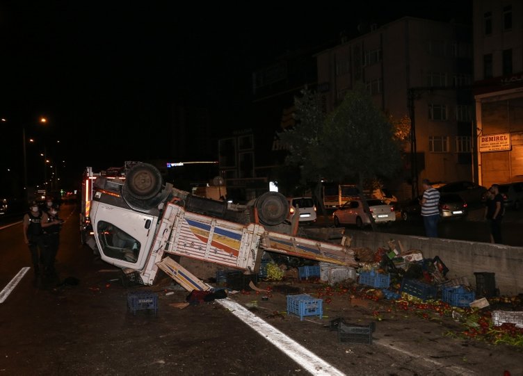 Pendik'te feci kaza ortalığı savaş alanına döndürdü! Yaralılar var!