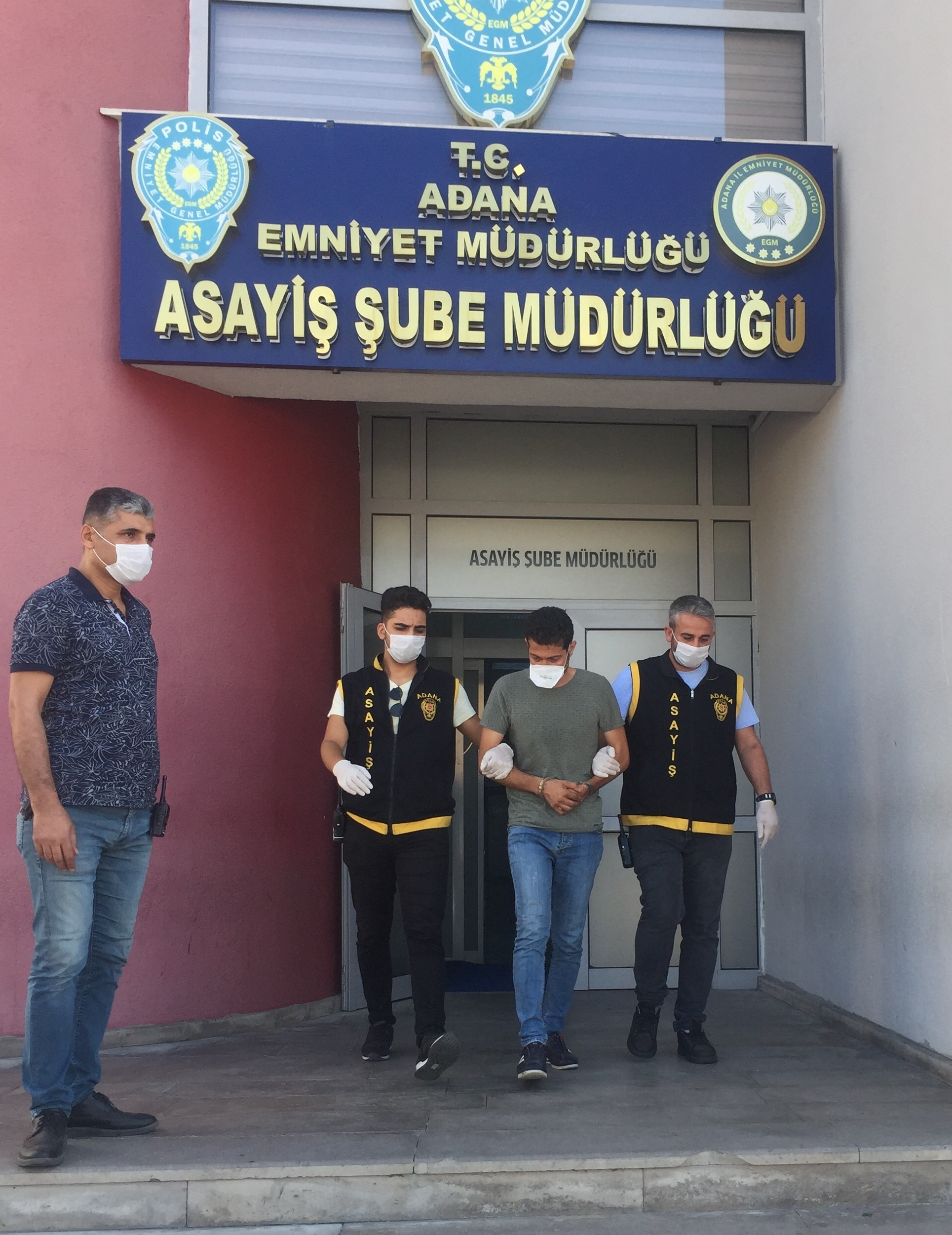 Kendisini polis olarak tanıtıp sevgili oldu, dolandırdı!