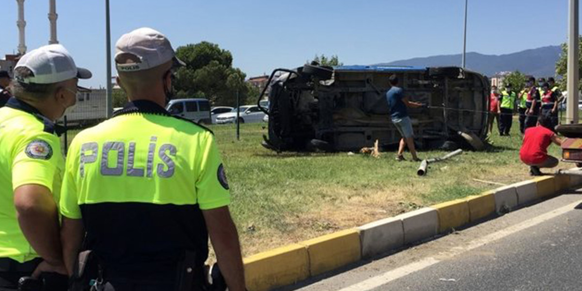 Feci kaza! Jandarma personelini taşıyan minibüs kaza yaptı