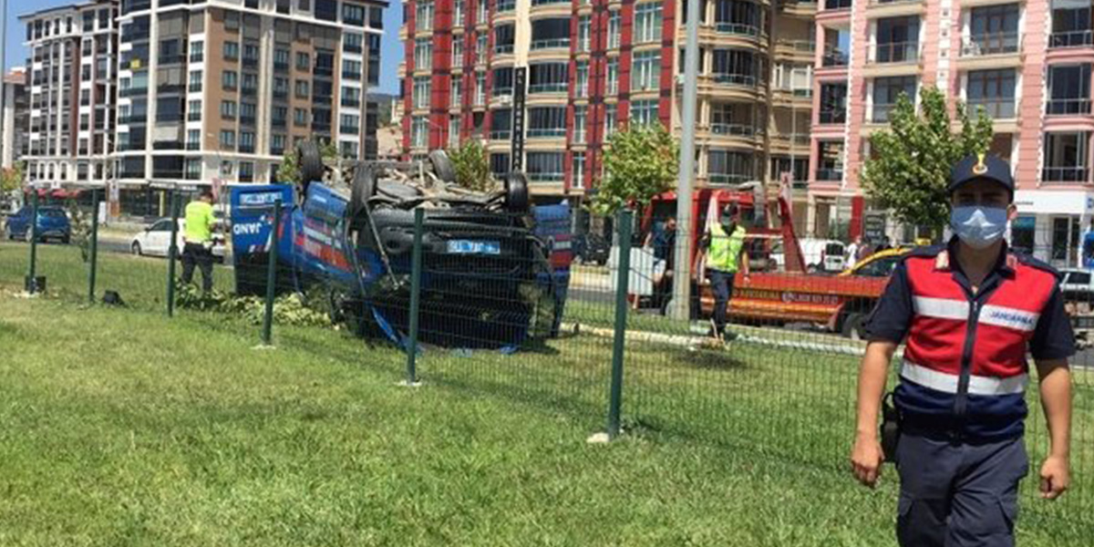 Feci kaza! Jandarma personelini taşıyan minibüs kaza yaptı