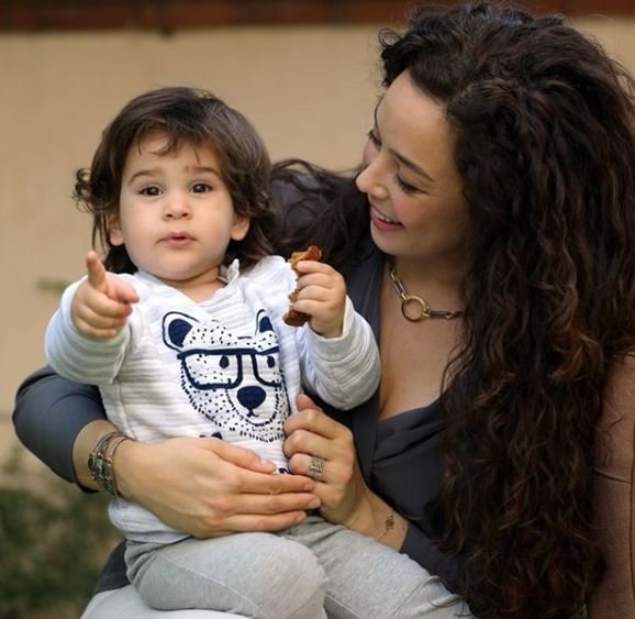 Azra Akın takipçilerine sordu: Bana benziyor, değil mi?