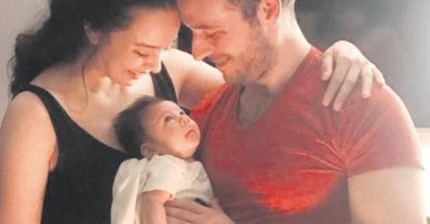 Azra Akın takipçilerine sordu: Bana benziyor, değil mi?