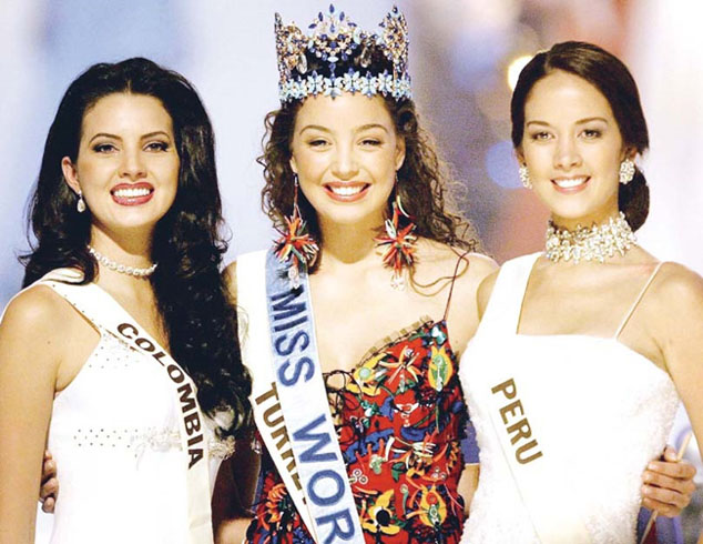 Azra Akın takipçilerine sordu: Bana benziyor, değil mi?