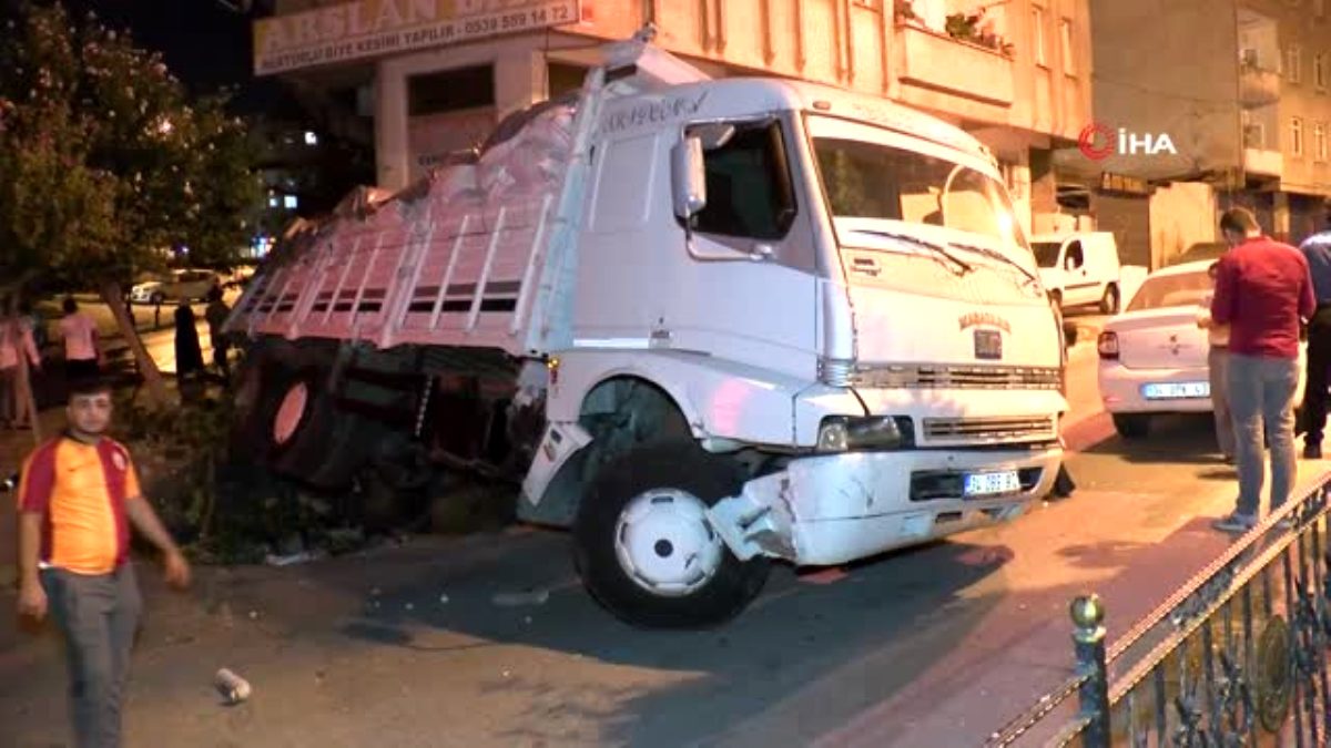 Gaziosmanpaşa'da ilk önce kaza yaptı, sonra gazetecilere saldırdı