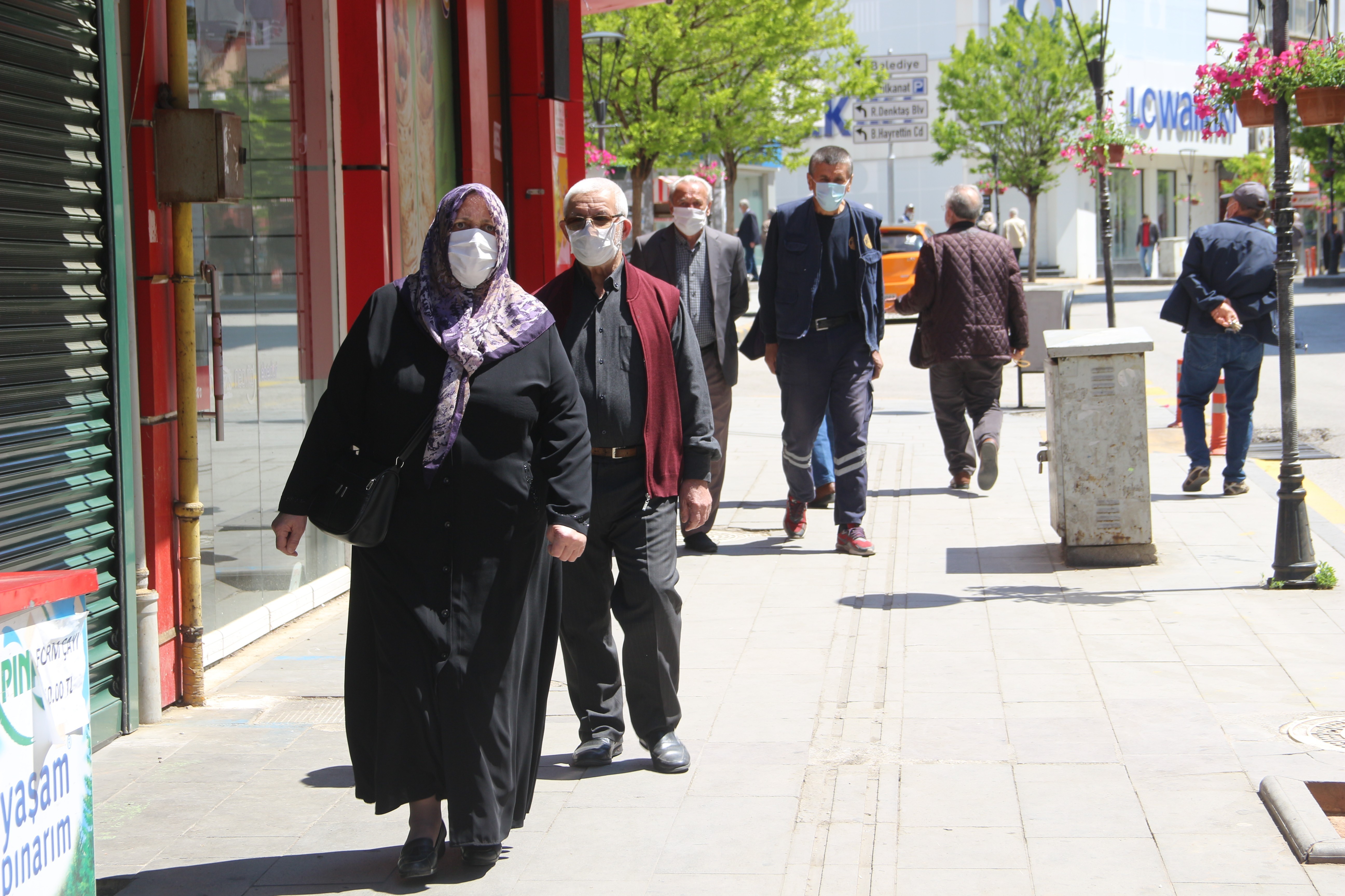 Hangi illerde 65 yaş üstüne yasak geldi ? 65 yaş üstü sokağa çıkma yasağı hangi illerde?