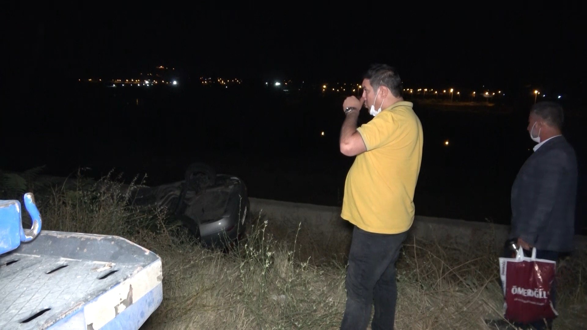 Kanala devrilen otomobillerinin çekilmesini çay içerek izlediler!