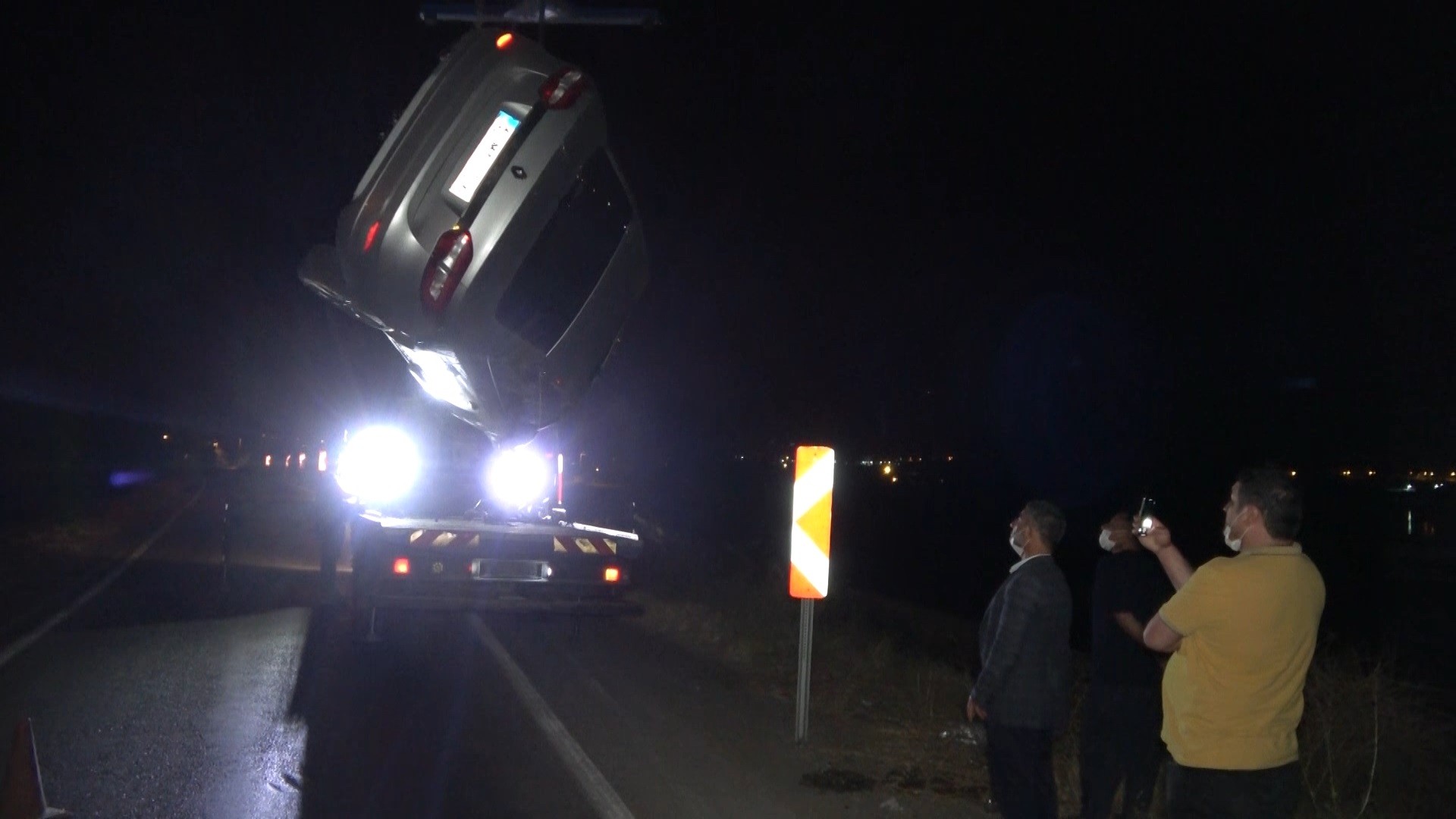 Kanala devrilen otomobillerinin çekilmesini çay içerek izlediler!