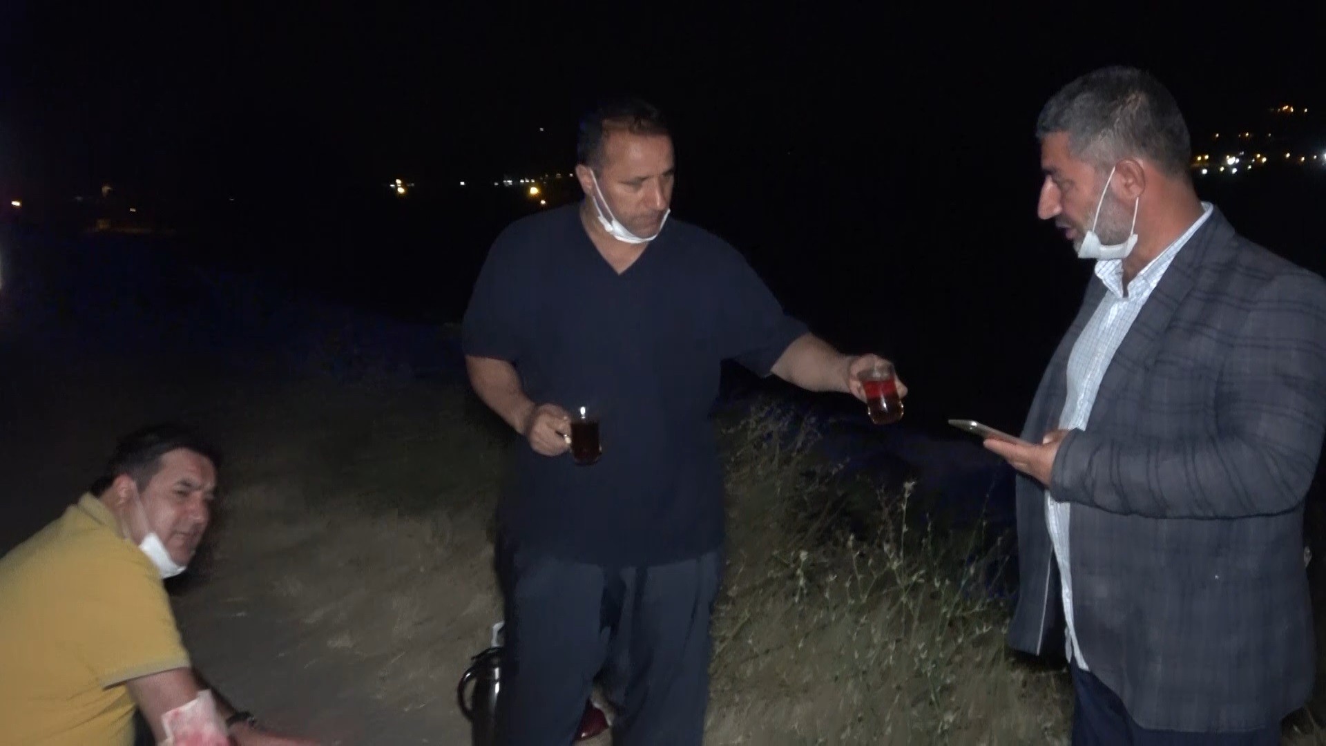 Kanala devrilen otomobillerinin çekilmesini çay içerek izlediler!