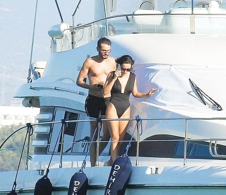 Özgü Kaya ve sevgilisi Burak Serdar Şanal teknede görüntülendi