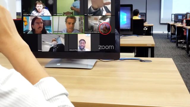 Toplantıda kamerayı açıp unutup cinsel ilişkiye girdi!