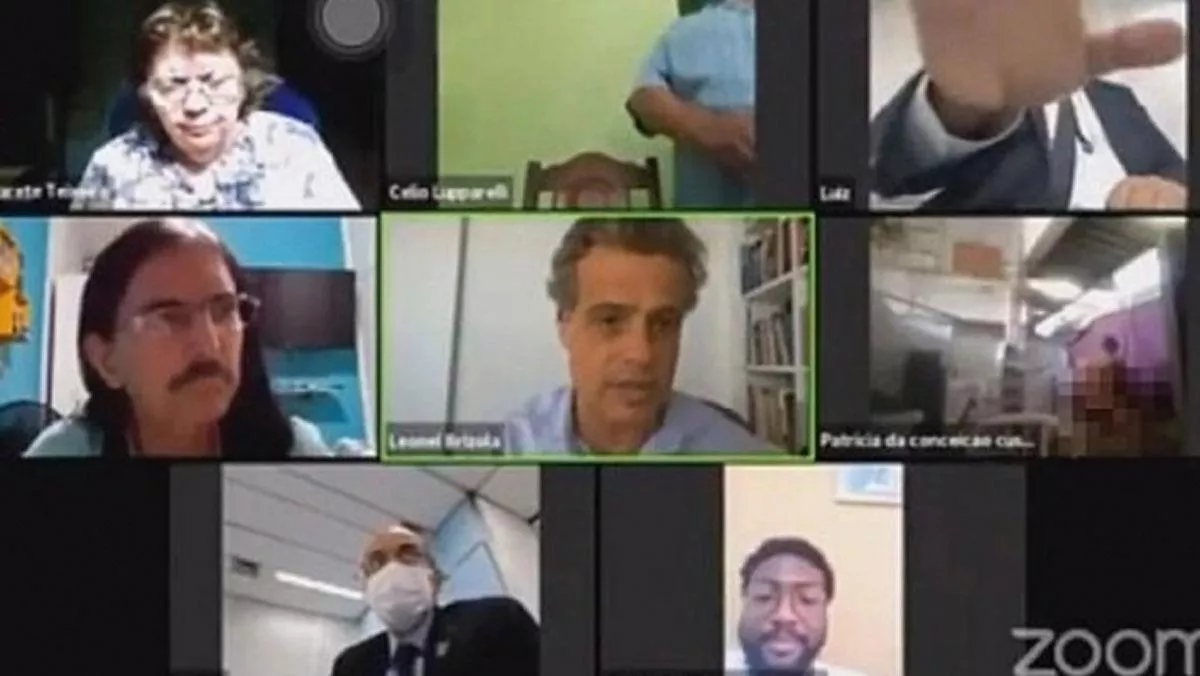 Toplantıda kamerayı açıp unutup cinsel ilişkiye girdi!