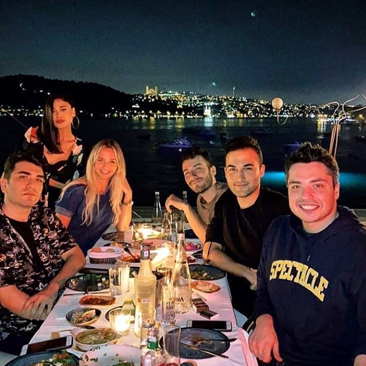 Enes Batur yeni sevgilisi Ecenaz Üçer ile ilk kez görüntülendi!