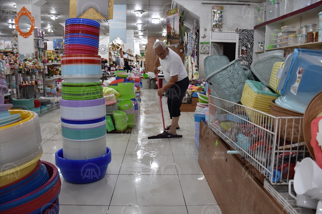 Trabzon'da etkili olan sağanak hayatı olumsuz etkiledi