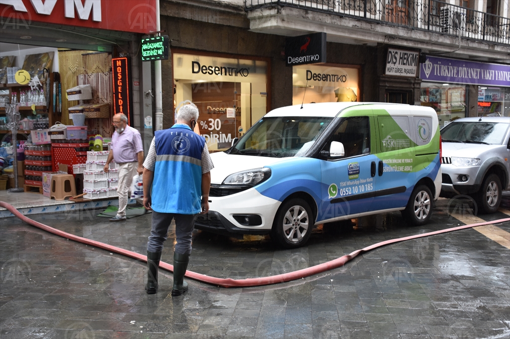 Trabzon'da etkili olan sağanak hayatı olumsuz etkiledi