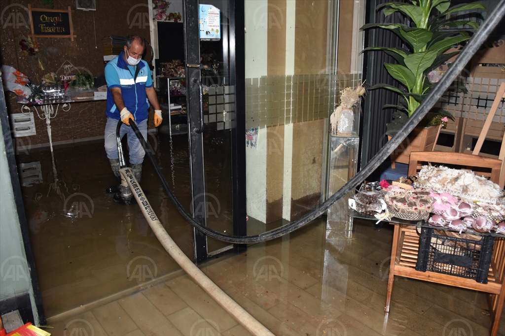 Trabzon'da etkili olan sağanak hayatı olumsuz etkiledi