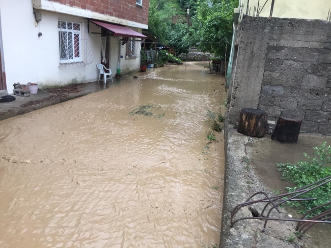 Giresun'da sağanak yağış nedeniyle Yağlıdere Deresi taştı!