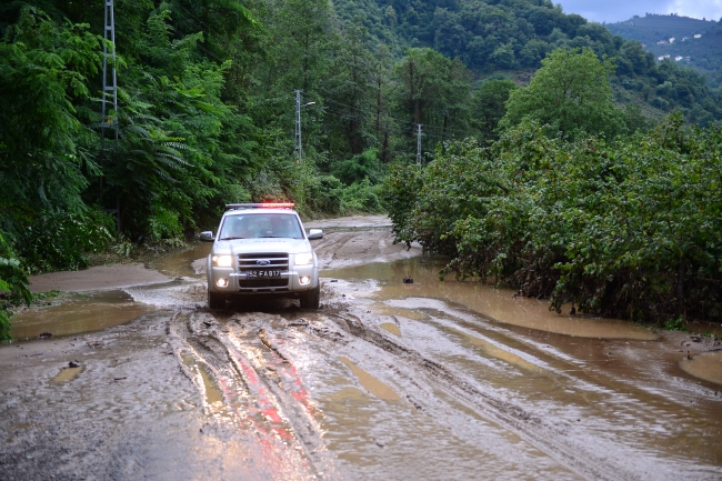 Giresun'da sağanak yağış nedeniyle Yağlıdere Deresi taştı!