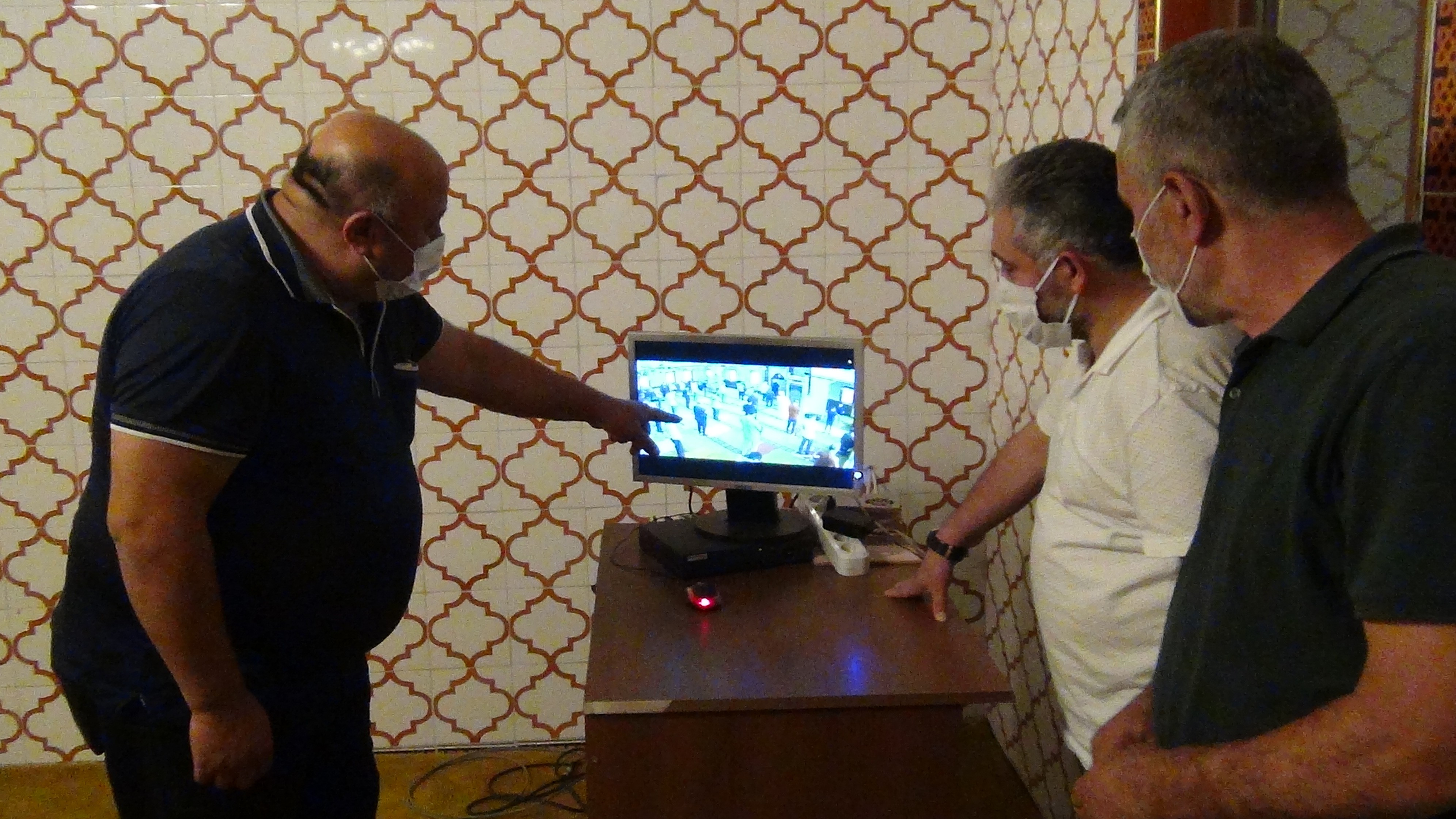 Namazda bayılan genci son anda yakaladı!