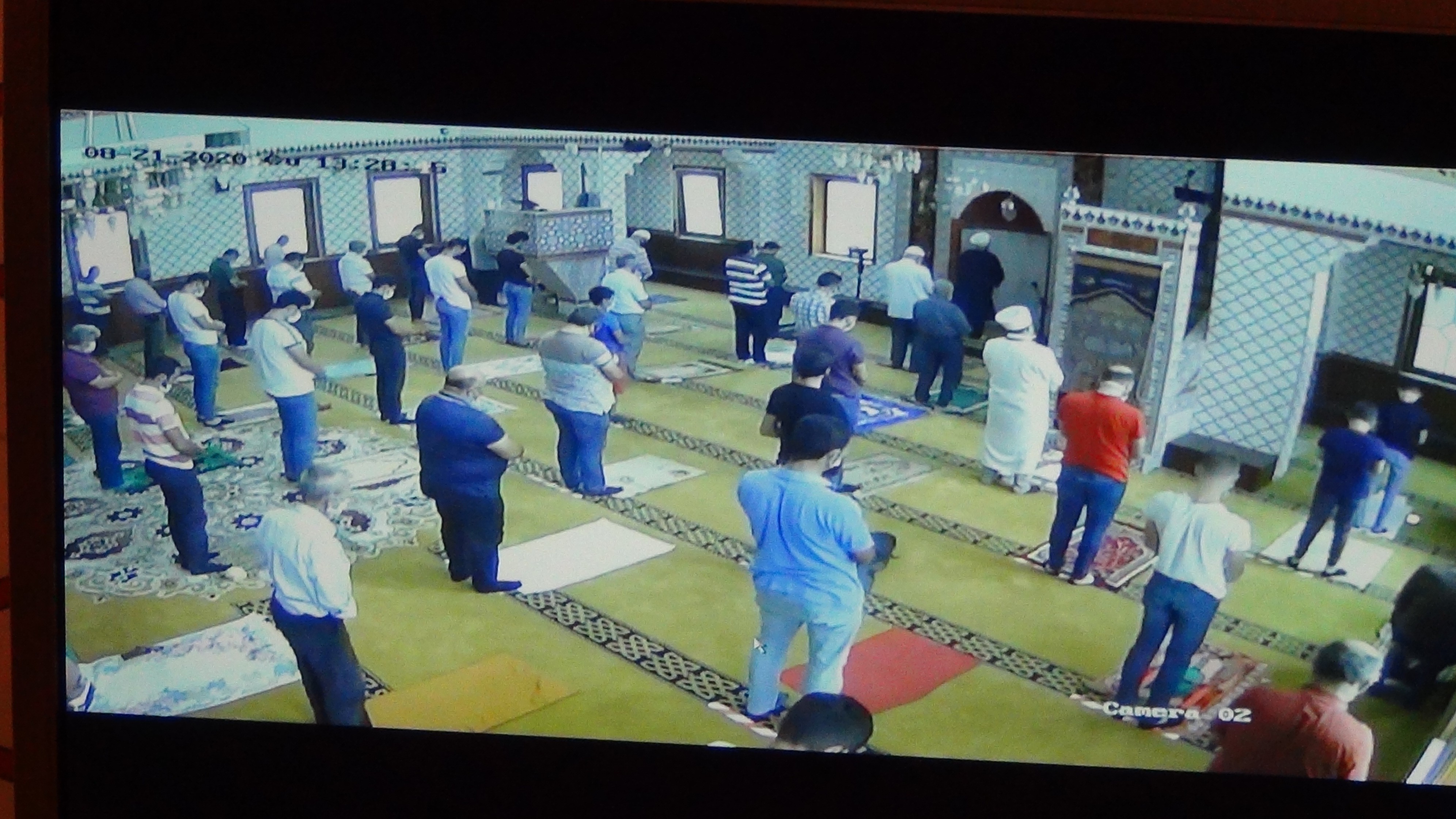 Namazda bayılan genci son anda yakaladı!