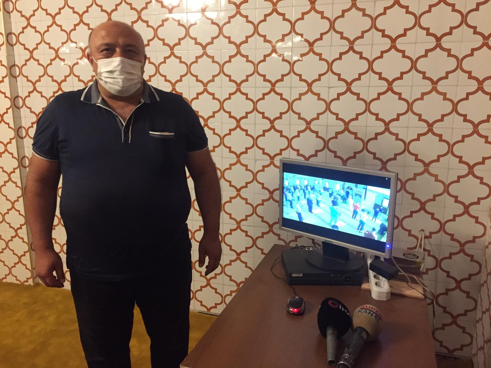 Namazda bayılan genci son anda yakaladı!