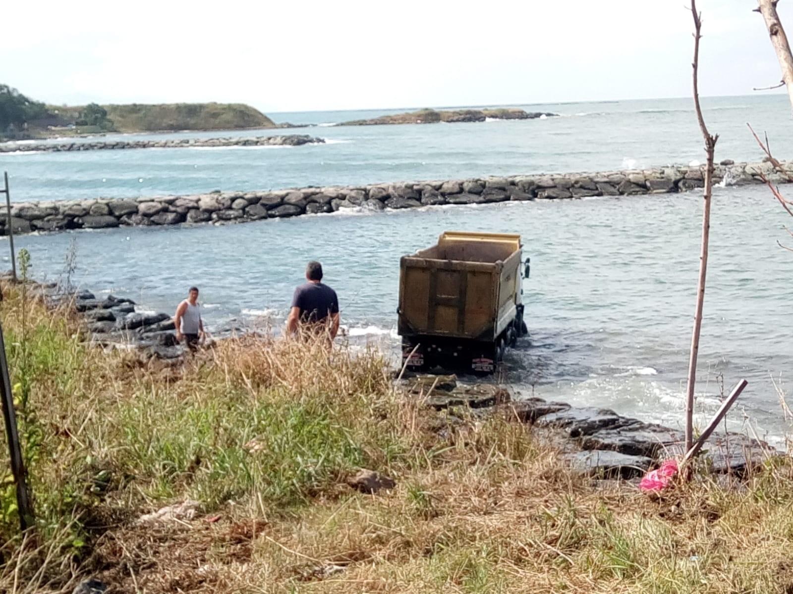 Trabzon'da harfiyat kamyonu denize uçtu