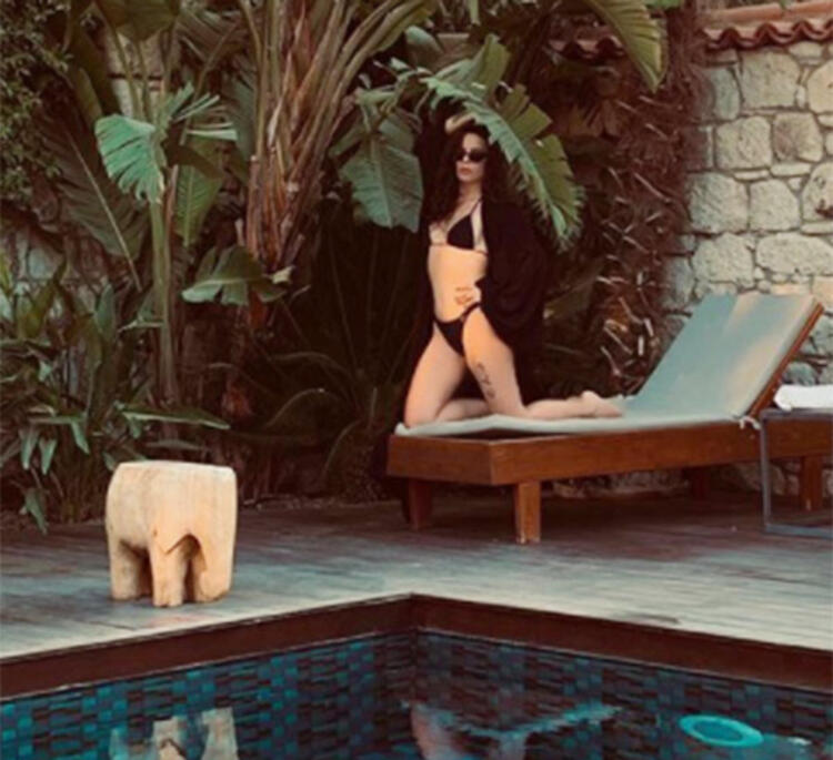 Simge Sağın'dan bikinisiyle iddialı pozlar!