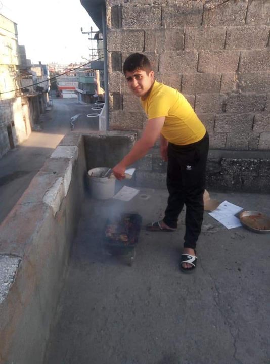 Adresi bilemeyen genç 3 yerinden bıçaklandı! Acılı aile isyan etti