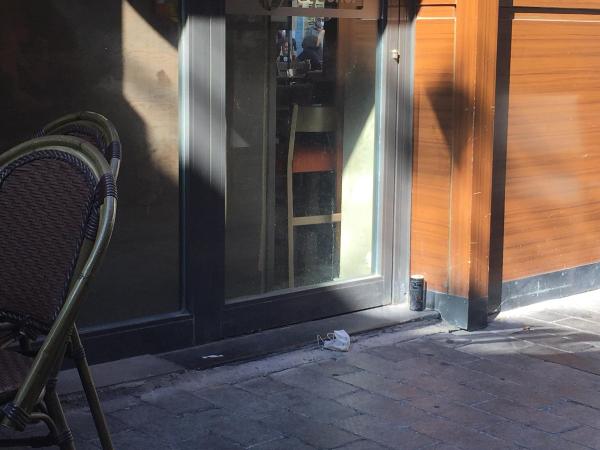 İzmir'de güpe gündüz iğrenç olay! Herkesin içinde tuvaletini yaptı