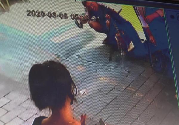 İzmir'de güpe gündüz iğrenç olay! Herkesin içinde tuvaletini yaptı