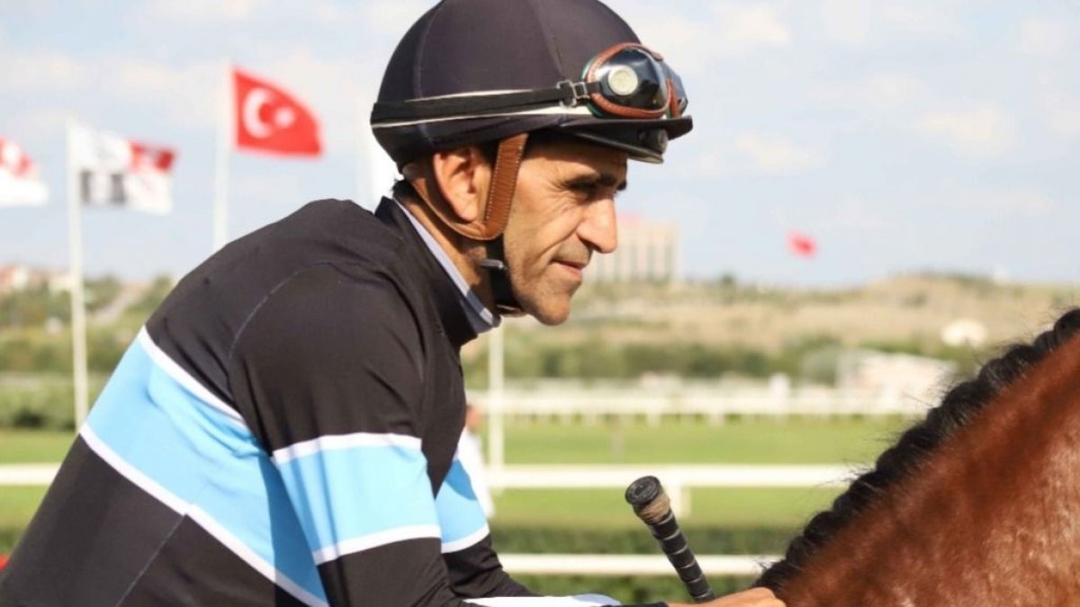 Ünlü jokey Halis Karataş atına yumruk attı!