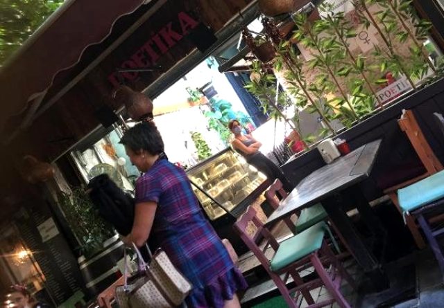 İzmir'de güpe gündüz iğrenç olay! Herkesin içinde tuvaletini yaptı