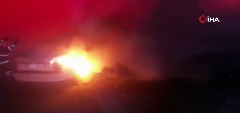 Alev alan araçtan son anda kurtuldular! çakmakla oynayan çocuklar iki aracı yaktı