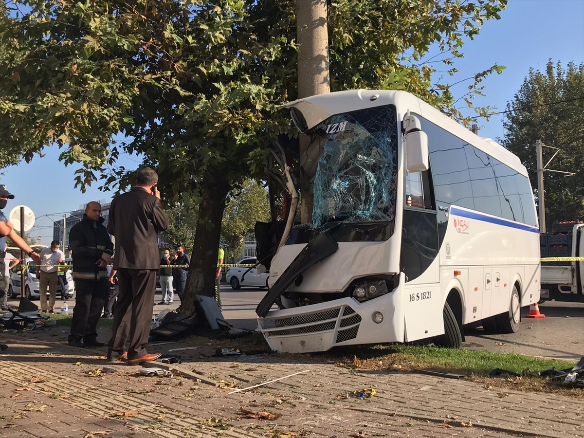 Bursa'da feci kaza! İşçileri taşıyan minibüs direğe çarptı: 2 ölü, 16 yaralı
