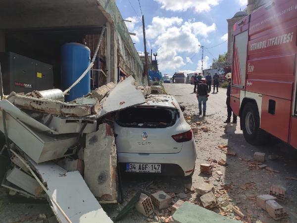 Sultangazi'deki bir fabrikada feci patlama! Duvarları yıkıldı