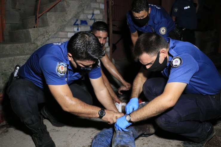 Adana'da sokakta ağır yaralı halde bulanan şahsa ilk müdahale polis tarafından yapıldı