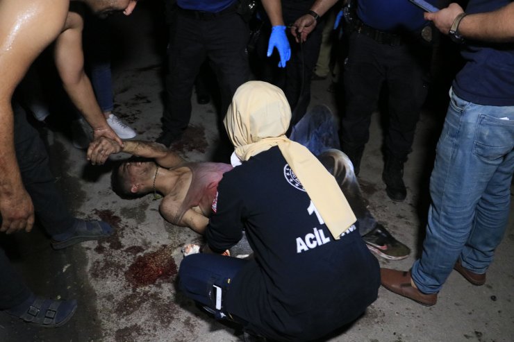 Adana'da sokakta ağır yaralı halde bulanan şahsa ilk müdahale polis tarafından yapıldı