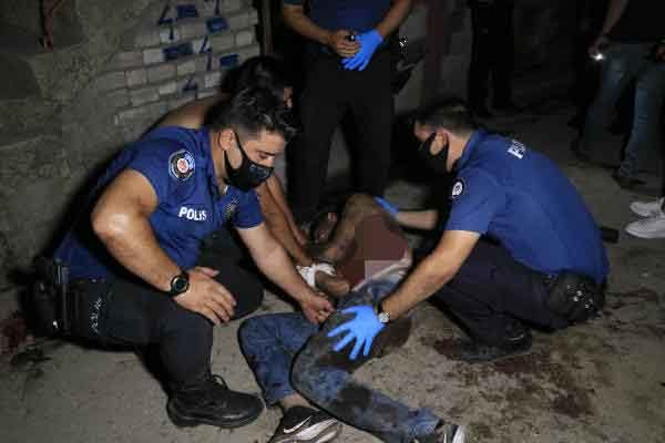 Adana'da sokakta ağır yaralı halde bulanan şahsa ilk müdahale polis tarafından yapıldı