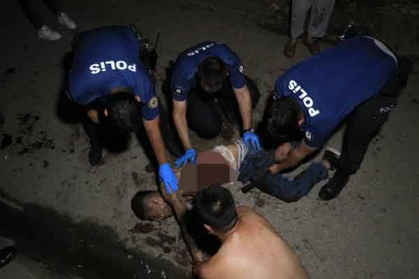 Adana'da sokakta ağır yaralı halde bulanan şahsa ilk müdahale polis tarafından yapıldı