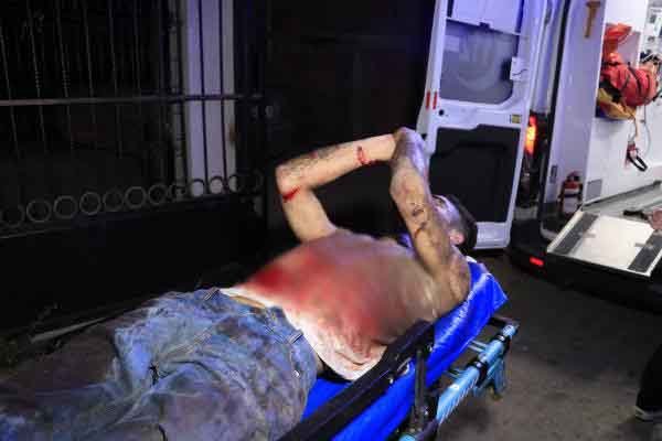 Adana'da sokakta ağır yaralı halde bulanan şahsa ilk müdahale polis tarafından yapıldı