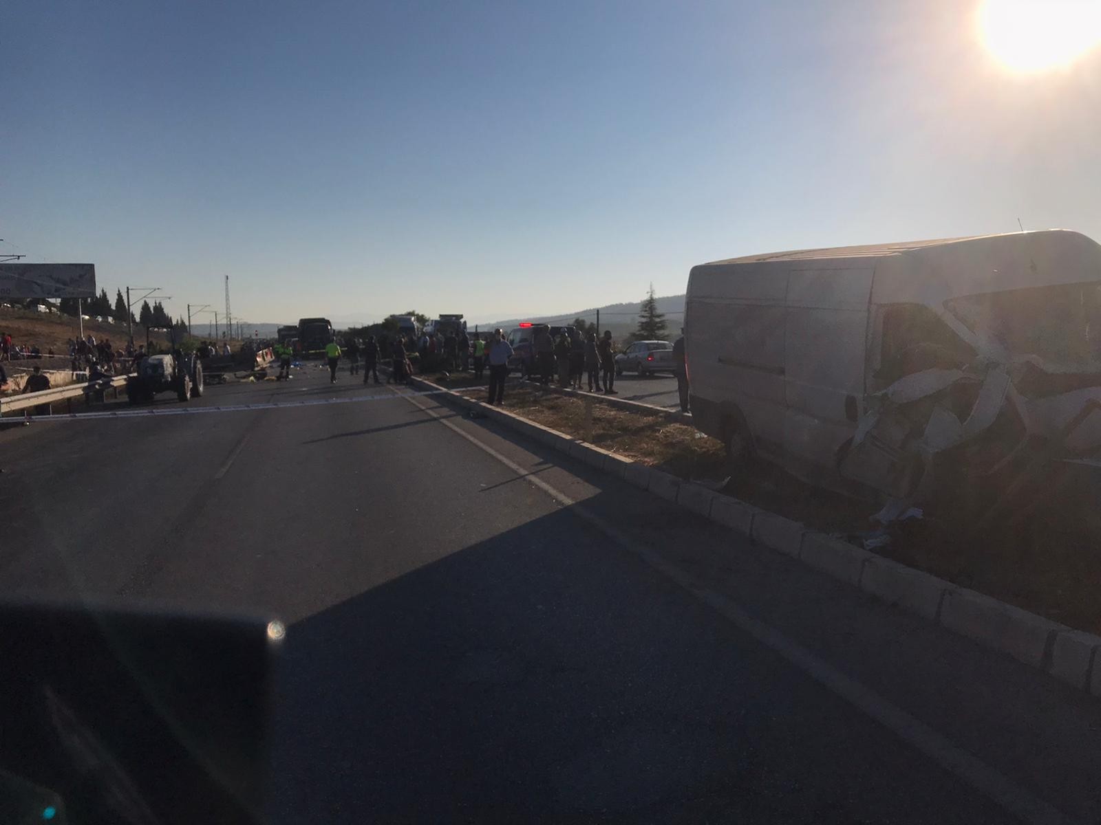 Manisa'da traktör ile panelvan çarpıştı: 2 ölü, 9 yaralı