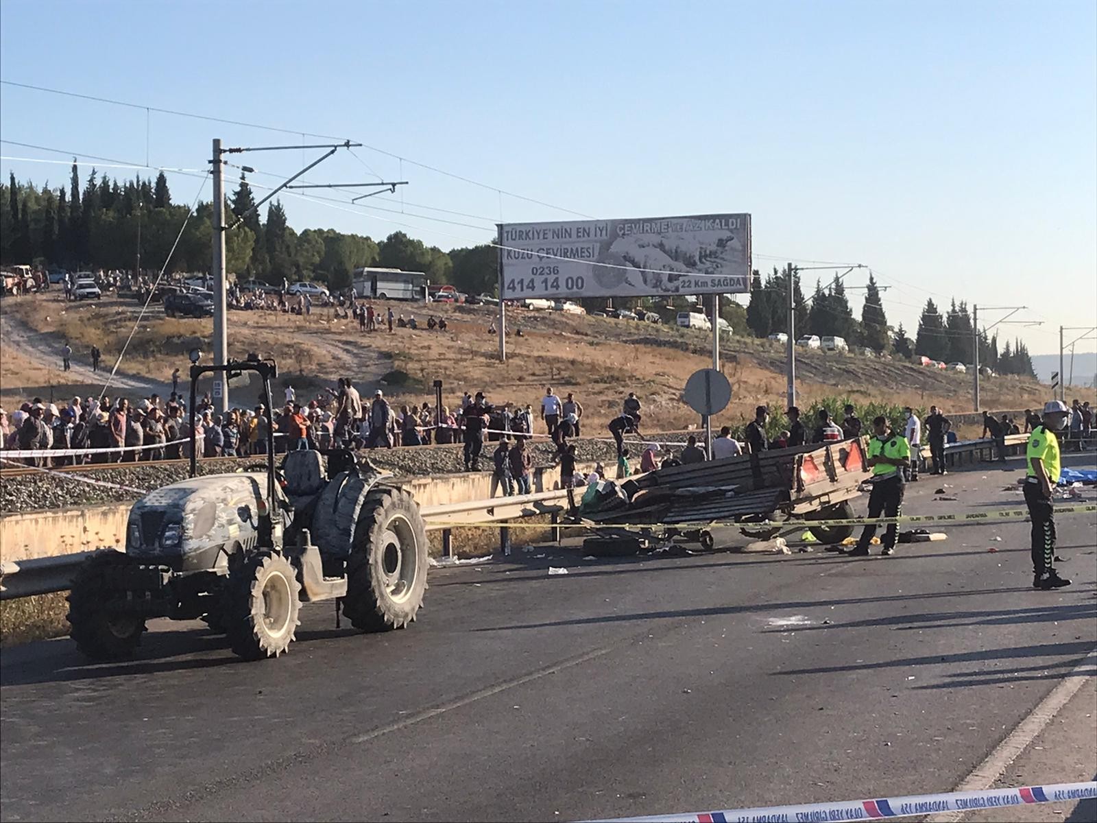 Manisa'da traktör ile panelvan çarpıştı: 2 ölü, 9 yaralı