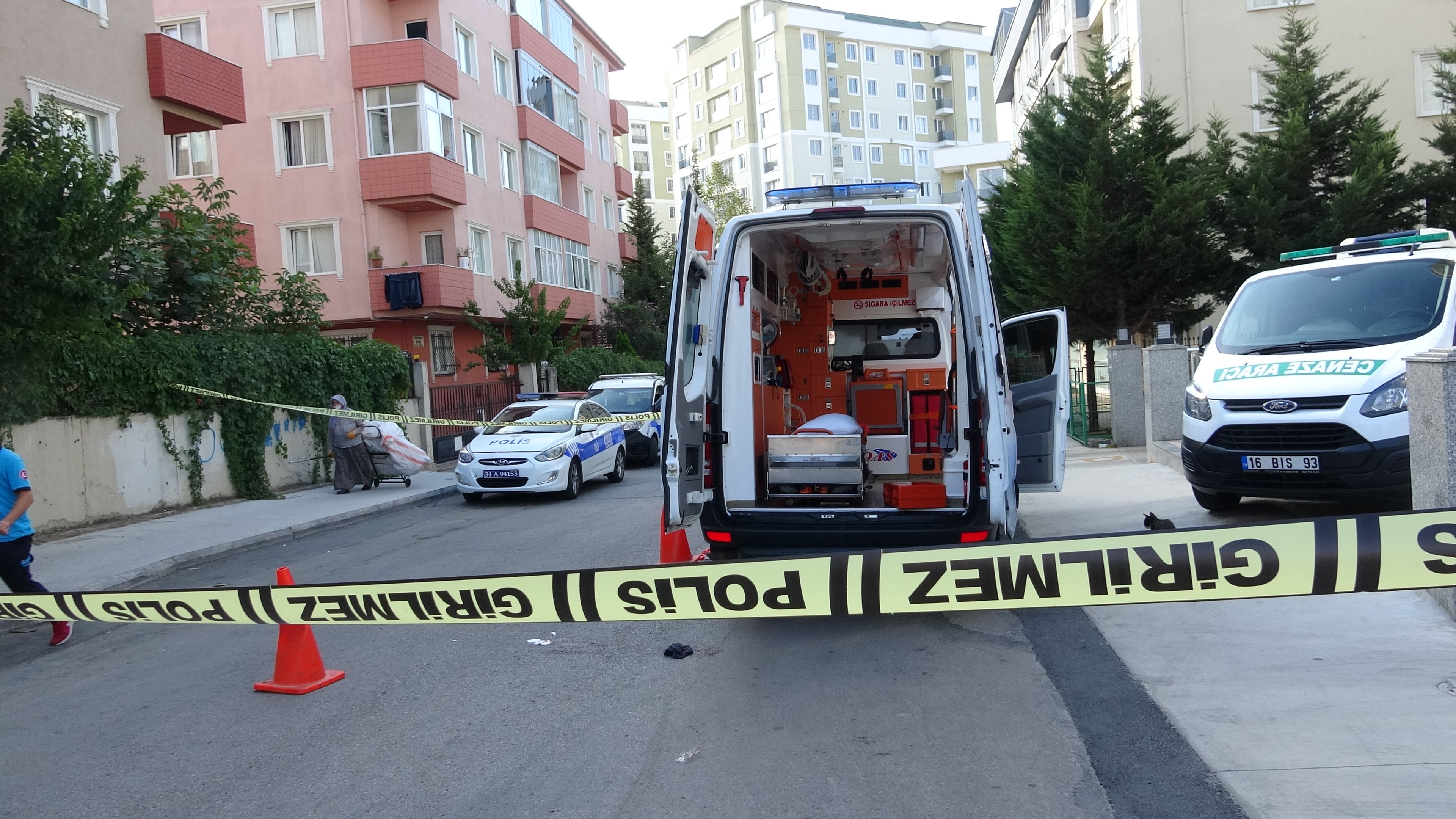 Pendik'te dehşet anları! Ambulans şoförü kurşunların hedefi oldu