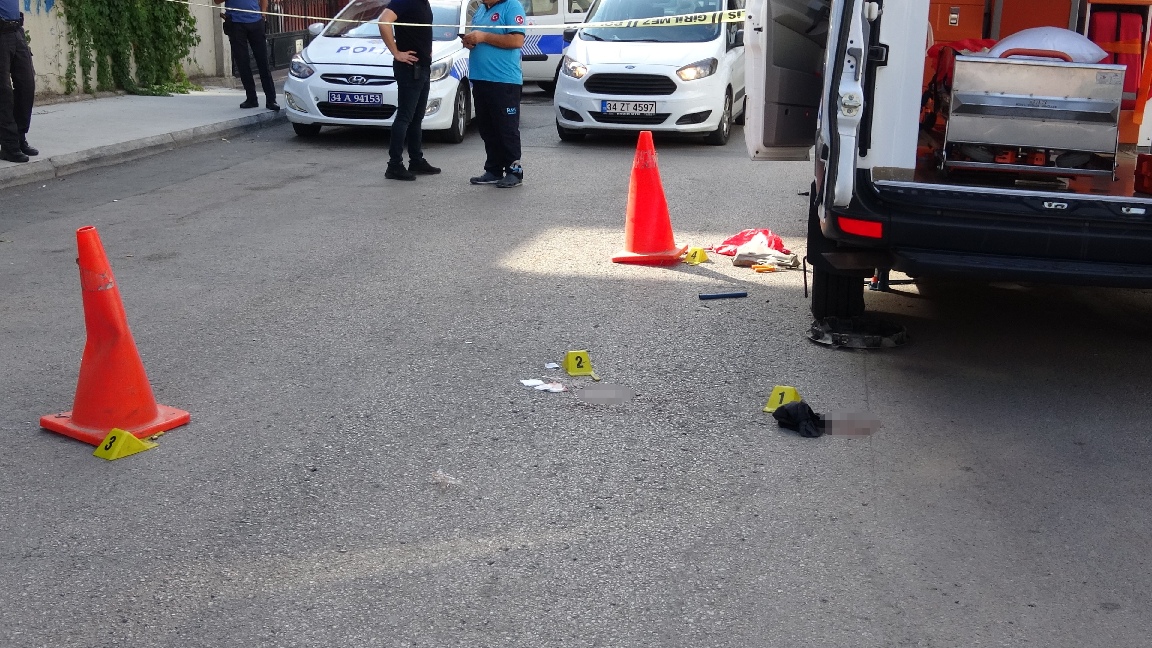 Pendik'te dehşet anları! Ambulans şoförü kurşunların hedefi oldu