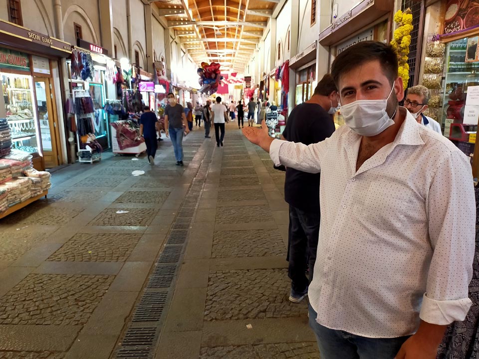 Maskesiz vatandaş yerde bulduğu maskeyi kullandı